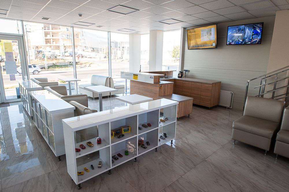 Interiorul luminos al zonei de așteptare