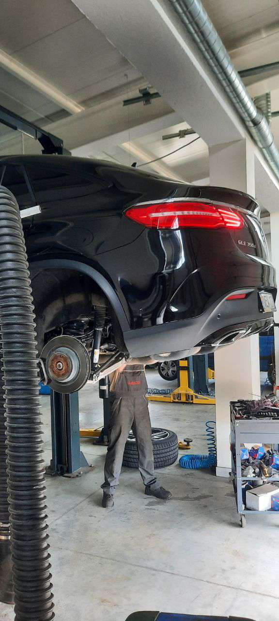 Automobil ridicat pe elevator în atelierul Nalgis Motor