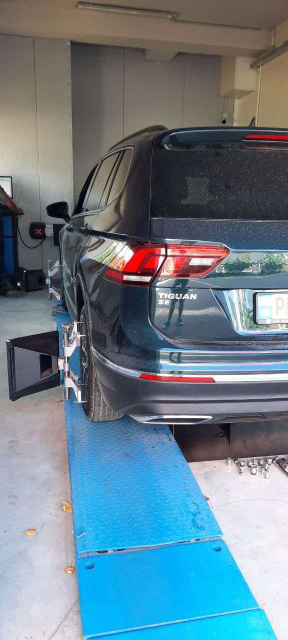 Automobil pe standul de geometrie 3D