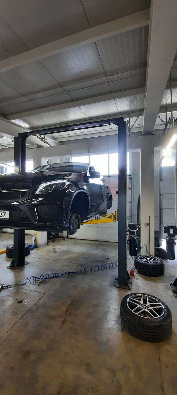 Automobil cu roțile demontate pentru reparații